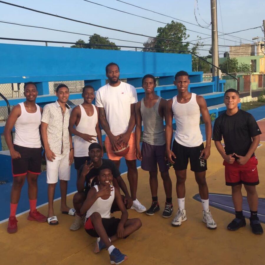 Kawhi Leonard visits the Dominican Republic and hoops with local teenagers - Dominican News