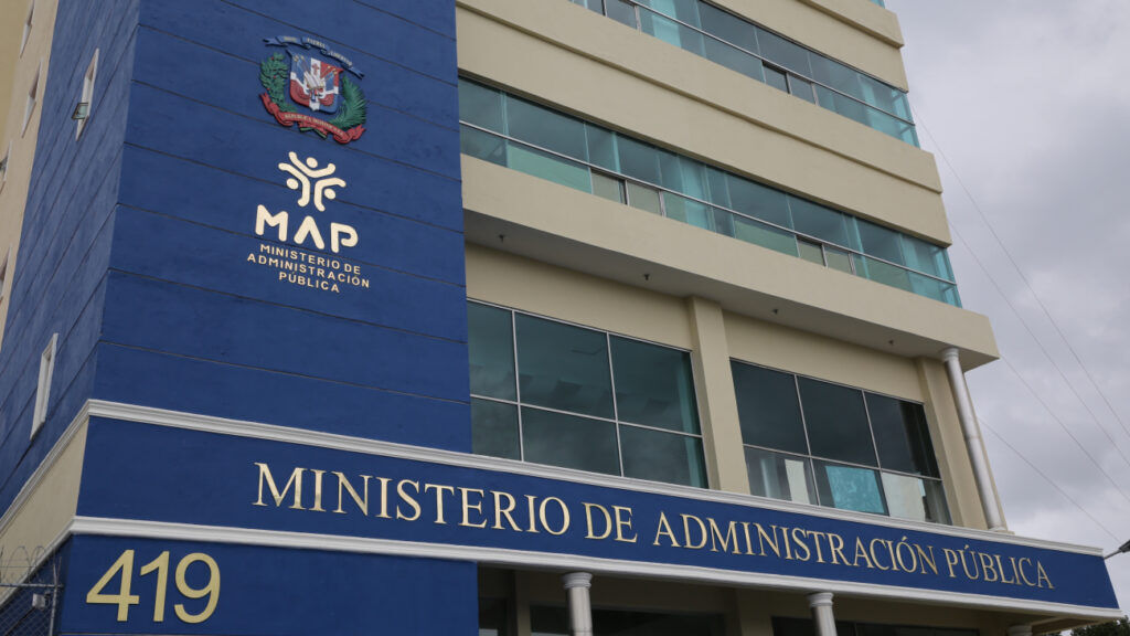 Dominican government stops entry of public employees - Dominican News