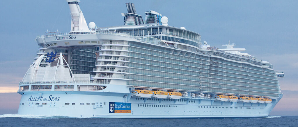 Puerto Plata receives one of the largest cruise ships in the world