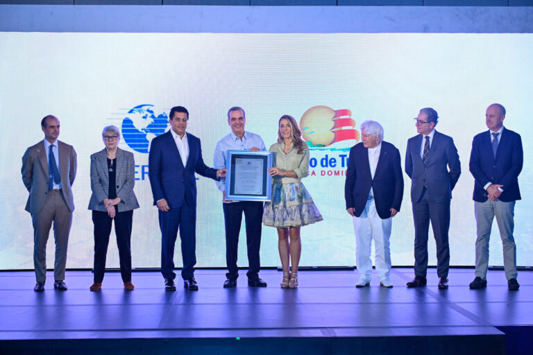 Spanish hoteliers award President Abinader for the tourism recovery