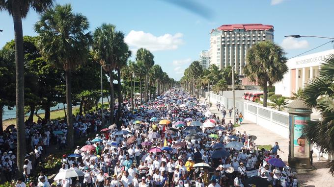 Thousands of Dominican march for the family values