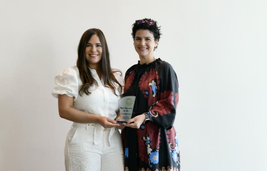 Amelia Vicini receives the “Latin American Business Woman” award